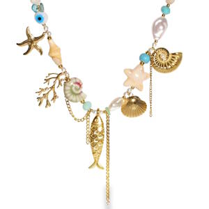 Ce collier captivant est une véritable ode à la mer, mêlant habilement un esprit bohème-chic et une esthétique baroque. Conçu en acier inoxydable de haute qualité avec une finition dorée éclatante, il promet durabilité et résistance au ternissement. Le bijou se distingue par son assemblage asymétrique et riche en détails. Une alternance délicate de perles de nacre naturelle aux reflets irisés et de petites perles de rocaille turquoise. Une collection de breloques minutieusement travaillées, incluant une étoile de mer et un poisson finement ciselés, des coquillages d'imitation et métalliques de différentes formes et une branche de corail doré. Mais également l'ajout d'un œil protecteur pour une touche porte-bonheur, des perles d'imitation et de fines chaînettes pendantes qui apportent du mouvement et de la verticalité à l'ensemble. Un mousqueton sécurisé accompagné d'une chaînette d'extension, permettant d'ajuster parfaitement la taille à votre morphologie.