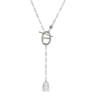 Affirmez votre style avec ce collier lariat (ou cravate) au design minimaliste et sophistiqué. Conçu en acier inoxydable de haute qualité, il allie la brillance durable de l'argent à une résistance optimale au quotidien. Situé à l'avant, le fermoir devient l'élément central du bijou avec son anneau ovale épuré et sa barre horizontale. La chaîne se prolonge en une délicate chute verticale, terminée par un médaillon ovale grain de café serti de cristaux scintillants pour une touche de lumière raffinée.