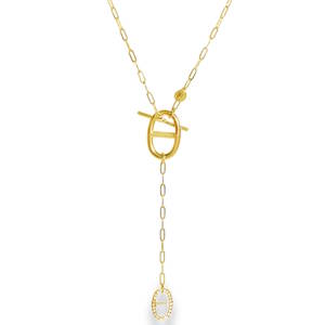 Affirmez votre style avec ce collier lariat (ou cravate) au design minimaliste et sophistiqué. Conçu en acier inoxydable de haute qualité, il allie la brillance durable du doré à une résistance optimale au quotidien. Situé à l'avant, le fermoir devient l'élément central du bijou avec son anneau ovale épuré et sa barre horizontale. La chaîne se prolonge en une délicate chute verticale, terminée par un médaillon ovale grain de café serti de cristaux scintillants pour une touche de lumière raffinée.