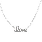 Collier avec le mot Love en acier argenté.