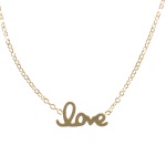 Collier avec le mot Love en acier doré.