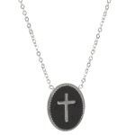 Collier avec pendentif croix en acier 316L argenté et émail.