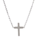 Collier avec croix en acier 316L argenté.