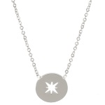 Collier avec pendentif étoile ajourée en acier 316L argenté.