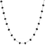 Collier en acier argenté composé de perles de couleur noire. Fermoir mousqueton avec 5 cm de rallonge.