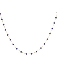 Collier composé d'une chaîne en acier doré surmonté de perles de couleur bleue. Fermoir mousqueton avec 5 cm de rallonge.