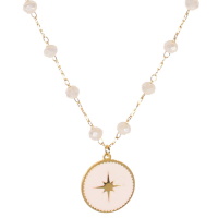 Collier composé d'une chaîne en acier doré, perles de couleur blanche et d'un pendentif pastille ronde pavée d'émail de couleur blanche et d'une étoile en acier doré. Fermoir mousqueton avec 5 cm de rallonge.