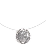 Collier en fil de nylon avec pendentif rond en métal argenté plaquage supérieur et oxyde de zirconium. Fermoir mousqueton en métal argenté avec rallonge de 5 cm.