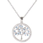 Collier fantaisie avec pendentif arbre de vie dans cercle en métal argenté plaquage supérieur, strass en oxydes de zirconium et pierres d'imitation turquoise. Fermoir en mousqueton avec rallonge de 4.5 cm.