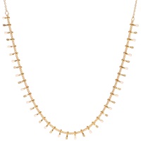 Collier composé d'une chaîne et de pampilles en acier doré et émail de couleur blanche. Fermoir mousqueton avec une rallonge de 5 cm.