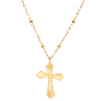 Collier composé d'une chaîne et d'un pendentif croix avec motifs en relief en acier doré. Fermoir mousqueton avec une rallonge de 5 cm.