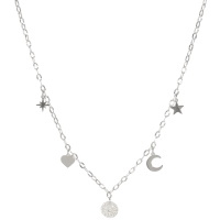 Collier composé d'une chaîne et de pampilles (pastille ronde martelée, étoiles, cœur et croissant de lune) en acier 316L argenté. Fermoir mousqueton avec 5 cm de rallonge.