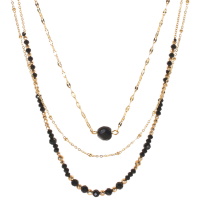 Collier triple rangs composé d'une chaîne de 38 cm de long en acier doré avec une perle de couleur noire, un collier de 42 cm de long en acier doré, ainsi qu'un collier de 45 cm de long en acier doré avec perles de couleur noire. Fermoir mousqueton avec 5 cm de rallonge.