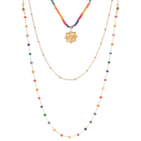 Collier triple rangs composé d'une chaîne de 40 cm de long en acier doré avec perles de couleur et un pendentif au motif d'étoile en acier doré serti de cristaux, un collier de 50 cm de long en acier doré, ainsi qu'un collier de 60 cm de long en acier doré avec perles de couleur. Fermoir mousqueton avec 5 cm de rallonge.