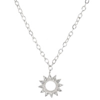 Collier composé d'une chaîne en acier argenté et un soleil pavé de strass en verre. Fermoir mousqueton avec 5 cm de rallonge.