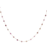 Collier composé d'une chaîne en acier doré surmonté de perles de couleur violette. Fermoir mousqueton avec 5 cm de rallonge.