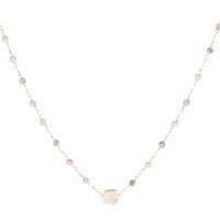 Collier composé d'une chaîne en acier doré surmonté de perles de couleur blanche et grise et d'une perle de forme carré de couleur blanche et grise. Fermoir mousqueton avec 5 cm de rallonge.