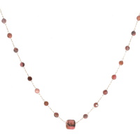 Collier composé d'une chaîne en acier doré surmonté de perles de couleur rose et noire et d'une perle de forme carré de couleur rose et noire. Fermoir mousqueton avec 5 cm de rallonge.