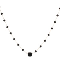 Collier composé d'une chaîne en acier doré surmonté de perles de couleur noire et d'une perle de forme carré de couleur noire. Fermoir mousqueton avec 5 cm de rallonge.