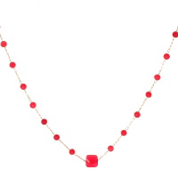 Collier composé d'une chaîne en acier doré surmonté de perles de couleur rouge et d'une perle de forme carré de couleur rouge. Fermoir mousqueton avec 5 cm de rallonge.