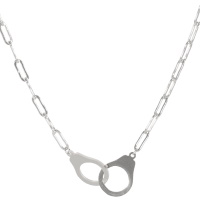 Collier composé d'une chaîne et d'un pendentif en forme de menottes en acier argenté. Fermoir mousqueton avec 5 cm de rallonge.