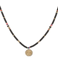 Collier composé de perles heishi en acier doré et en caoutchouc multicolore et d'un pendentif en forme de soleil en acier doré. Fermoir mousqueton avec 5 cm de rallonge.