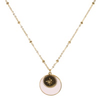 Collier composé d'une chaîne, d'un pendentif rond avec une étoile en acier doré et d'un pendentif rond pavé d'émail de couleur blanche. Fermoir mousqueton avec 5 cm de rallonge.
