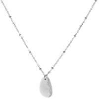 Collier composé d'une chaîne en acier argenté et d'un pendentif en forme de goutte en cristal transparent avec l'inscription zen et le dessin d'une fleur. Fermoir mousqueton avec 5 cm de rallonge.