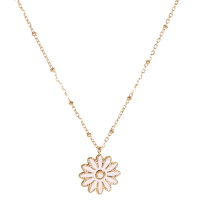 Collier composé d'une chaîne en acier doré et d'un pendentif en forme de fleur pavé d'émail de couleur blanc et serti d'un cabochon blanc. Fermoir mousqueton avec 5 cm de rallonge.