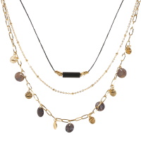 Collier triple rangs composé d'un cordon de 39 cm de long en coton de couleur noir avec des perles en acier doré et un tube cylindrique de couleur noir, d'une chaîne de 42 cm de long en acier doré, ainsi qu'une chaîne de 44 cm de long avec pampilles rondes en acier doré et de pampilles rondes de couleur noire. Fermoir mousqueton avec 5 cm de rallonge.