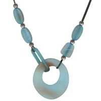 Collier fantaisie composé de cordons en coton de couleur noir et de cercles et de pierres en matière synthétique de couleur bleue. Fermoir mousqueton en métal argenté avec 7 cm de rallonge.