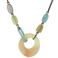 Collier fantaisie composé de cordons en coton de couleur noir et de cercles et de pierres en matière synthétique de couleur bleue et verte. Fermoir mousqueton en métal doré avec 7 cm de rallonge.