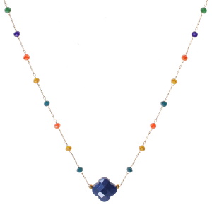 Collier composé d'une chaîne en acier doré, de perles multicolores et d'une pierre de couleur bleue. Fermoir mousqueton avec 5 cm de rallonge.