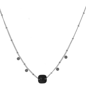 Collier composé d'une chaîne avec pampilles rondes en acier argenté et d'une pierre de couleur noire de forme carré. Fermoir mousqueton avec 5 cm de rallonge.