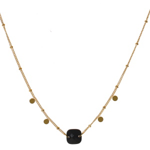 Collier composé d'une chaîne avec pampilles rondes en acier doré et d'une pierre de couleur noire de forme carré. Fermoir mousqueton avec 5 cm de rallonge.