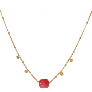 Collier composé d'une chaîne avec pampilles rondes en acier doré et d'une pierre de couleur rouge de forme carré. Fermoir mousqueton avec 5 cm de rallonge.