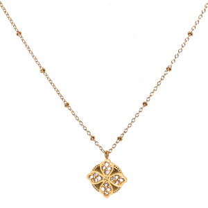 Collier composé d'une chaîne en acier doré et d'un pendentif rond surmonté d'un trèfle à quatre feuilles pavé de strass. Fermoir mousqueton avec 5 cm de rallonge.