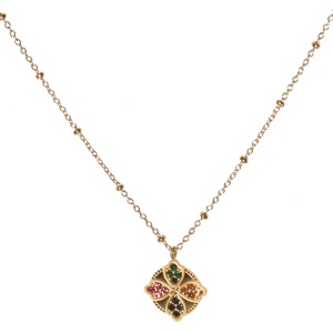 Collier composé d'une chaîne en acier doré et d'un pendentif rond surmonté d'un trèfle à quatre feuilles pavé de strass multicolore. Fermoir mousqueton avec 5 cm de rallonge.