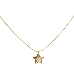 Collier composé d'une chaîne en acier doré et d'un pendentif en forme d'étoile pavé de strass et gravé d'une étoile et d'un croissant de lune. Fermoir mousqueton avec 5 cm de rallonge.