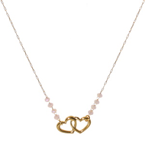Collier composé d'une chaîne et d'un pendentif en forme de cœurs entrelacés en acier doré et de perles de couleur rose. Fermoir mousqueton avec 5 cm de rallonge.