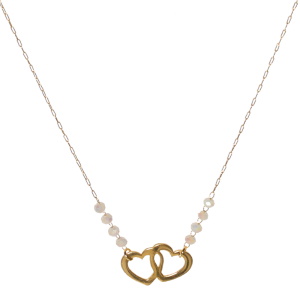 Collier composé d'une chaîne et d'un pendentif en forme de cœurs entrelacés en acier doré et de perles de couleur blanche. Fermoir mousqueton avec 5 cm de rallonge.
