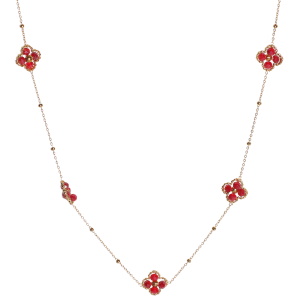 Collier composé d'une chaîne en acier doré avec des trèfles à quatre feuilles en perles de couleur rouge. Fermoir mousqueton avec 5 cm de rallonge.