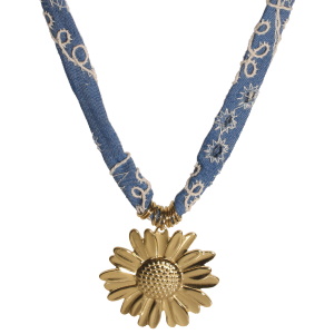 Collier composé d'un cordon en textile de couleur avec motifs brodés fleurs et d'un pendentif fleur en acier doré. Fermoir mousqueton avec 5 cm de rallonge.