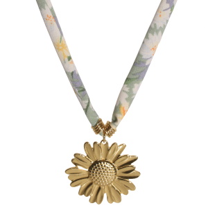 Collier composé d'un cordon en textile de couleur avec motifs fleurs et d'un pendentif fleur en acier doré. Fermoir mousqueton avec 5 cm de rallonge.