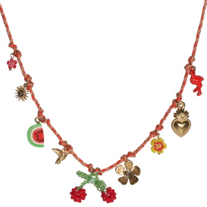 Collier composé d'un cordon en textile rouge et doré avec des breloques en forme de cœur, de soleil avec visage, d'oiseau et de fleur en acier doré, d'un flamand rose pavé d'émail rouge, d'une pastèque, de deux fleurs et de cerises en perles de couleur. Fermoir mousqueton avec 5 cm de rallonge.
