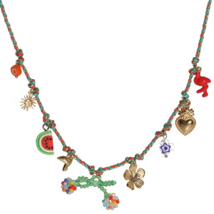 Collier composé d'un cordon en textile rouge et doré avec des breloques en forme de cœur, de soleil avec visage, d'oiseau et de fleur en acier doré, d'un flamand rose pavé d'émail rouge, d'une pastèque, de deux fleurs et de cerises en perles de couleur. Fermoir mousqueton avec 5 cm de rallonge.