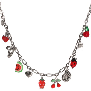 Collier composé d'une chaîne avec breloques en forme de nœud papillon, de cœur, de coquillage, de soleil avec visage et d'une pastille ronde en acier argenté, d'un cœur et de cerises pavés d'émail de couleur, d'une fraise, d'une cerise et d'une coccinelle. Fermoir mousqueton avec 5 cm de rallonge.