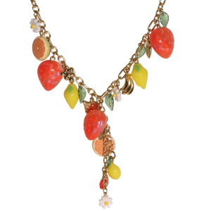 Collier de forme Y composé d'une chaîne avec des breloques en forme de fraise, bananes, papillon et raisin en acier doré, d'une coccinelle pavée d'émail, de pendants en forme de fleurs, de fraises, de citrons et de tranches d'orange. Fermoir mousqueton avec 5 cm de rallonge.