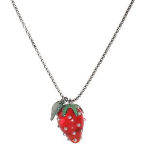 Collier composé d'une chaîne en acier argenté et d'un pendentif en forme de fraise. Fermoir mousqueton avec 5 cm de rallonge.