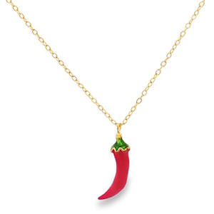 Arborez un style piquant avec ce collier à pendentif charmant. Composé d'une chaîne en acier doré délicate, il met en valeur un pendentif original en forme de piment rouge vibrant. Un bijou audacieux qui ajoute une touche d'humour et de couleur à toute tenue. Fermoir mousqueton avec 5 cm.